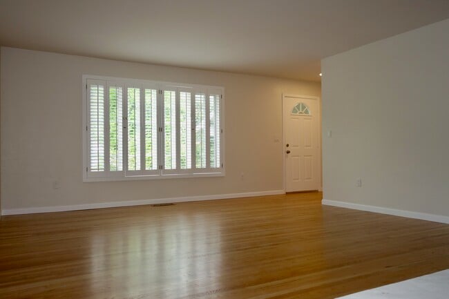 Photo - 609 Maureen Ln