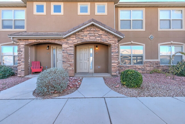Building Photo - 3155 S Hidden Valley Dr