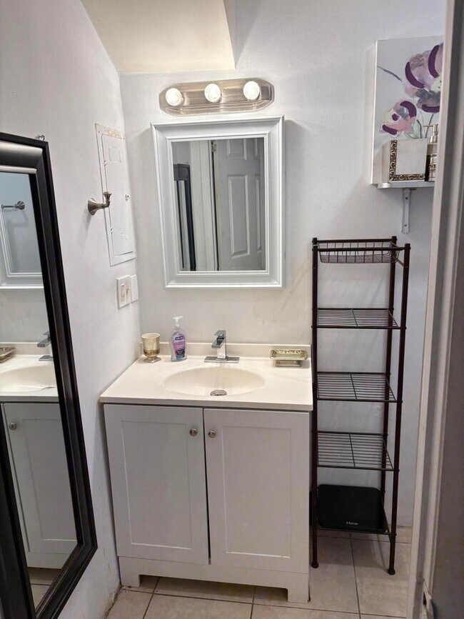 Photo - 272 NE 42nd St