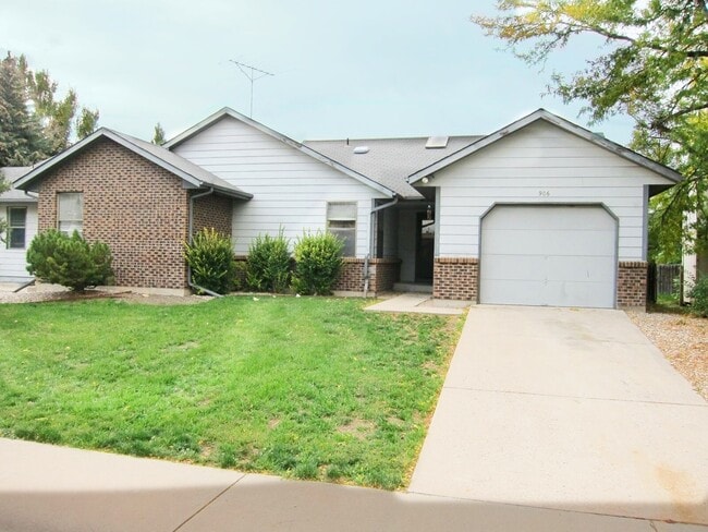 Building Photo - 904-906 Camelot Ct. Unit 906