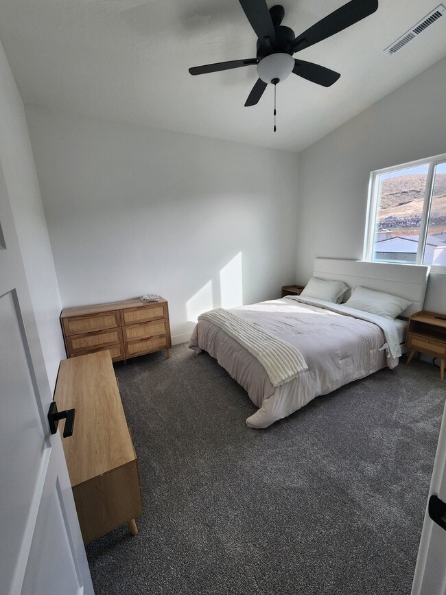 Building Photo - 2218 380 S