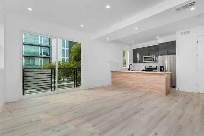 Photo - 522 N Wilton Pl