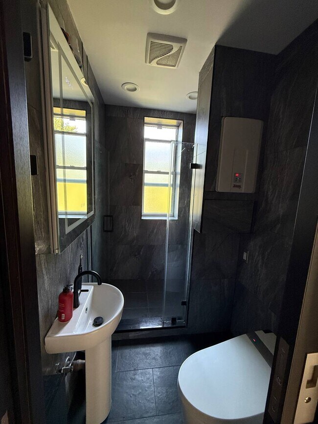 Photo - 47 47th St Unit Apt 6