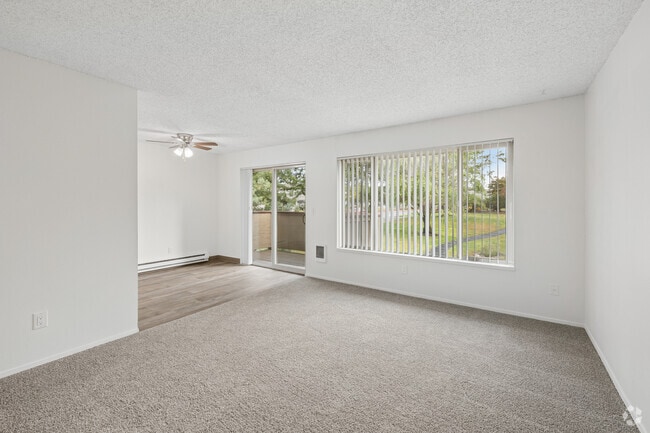 1BR, 1BA - 704SF - Living Room