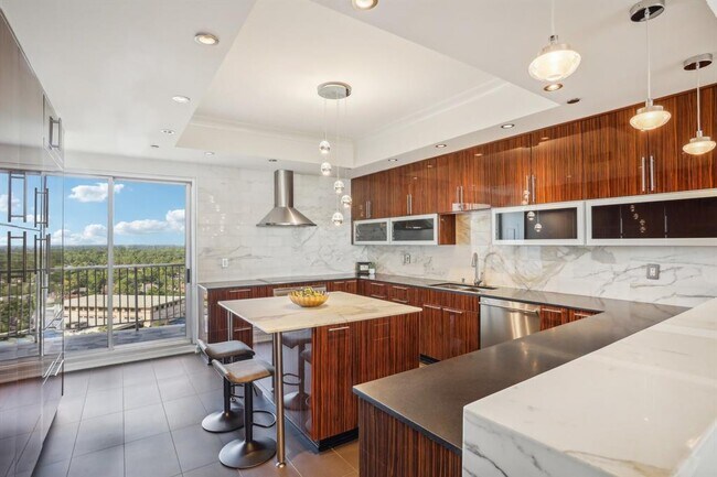 Photo - 121 N Post Oak Ln Unidad 1805 Rental