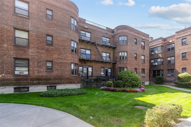 Building Photo - 150 S Middle Neck Rd Unit 2K