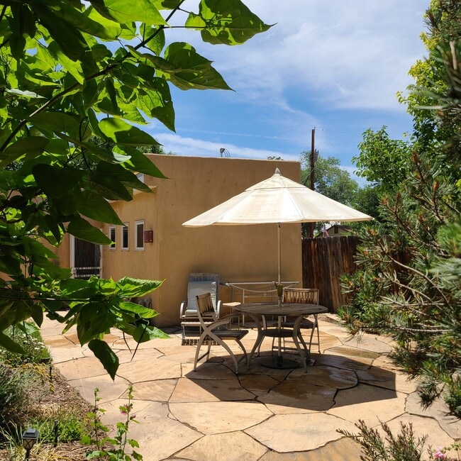 Patio trasero - 1705 Marble Ave NW