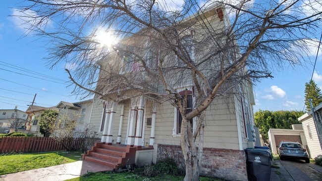 Building Photo - 3014 Encinal Ave Unit 3014 Encinal Ave #3 - LU Rental