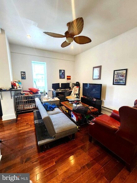 Building Photo - 4043 Spring Garden St Unit 2R