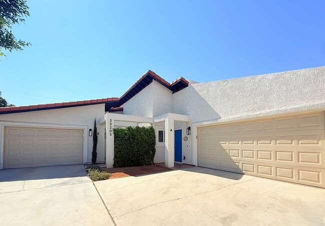 Building Photo - AVAILBLE NOW!! 3 Bedroom 2 Bathroom in Cat... Unit A Rental