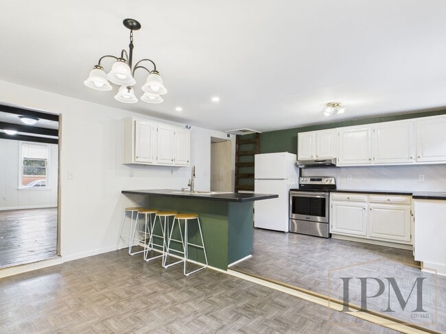 Building Photo - Available Now! Charming 2 Bedroom Home wit...