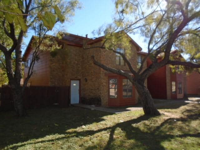 Photo - 909 Bruce Way
