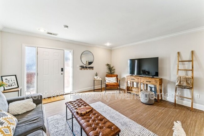 Building Photo - 530 W 10th St Unit #530