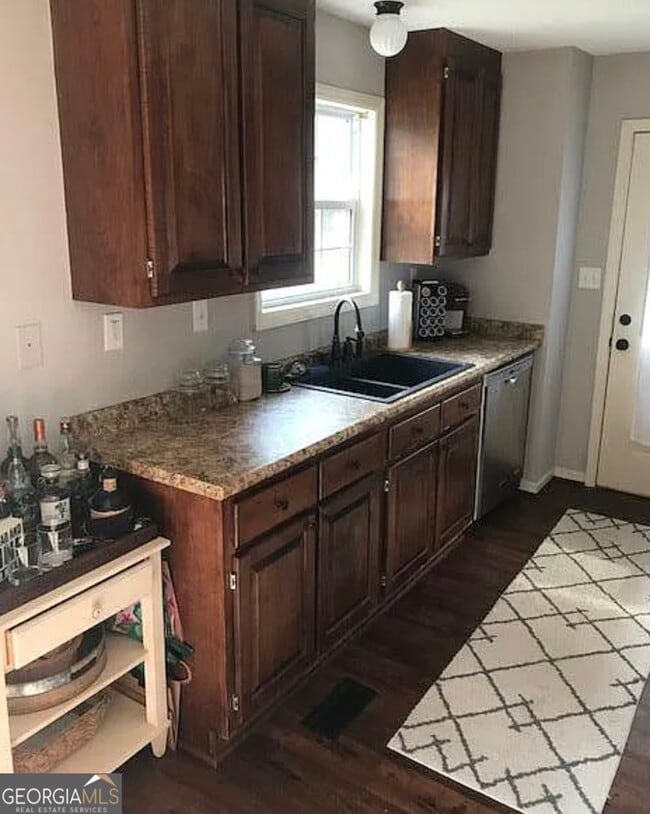 Photo - 1080 Maple Cir