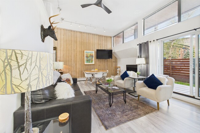 Photo - 311 S Aspen St