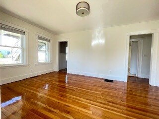 Living area - 1 Webster St Apartments Unit 1 Webster