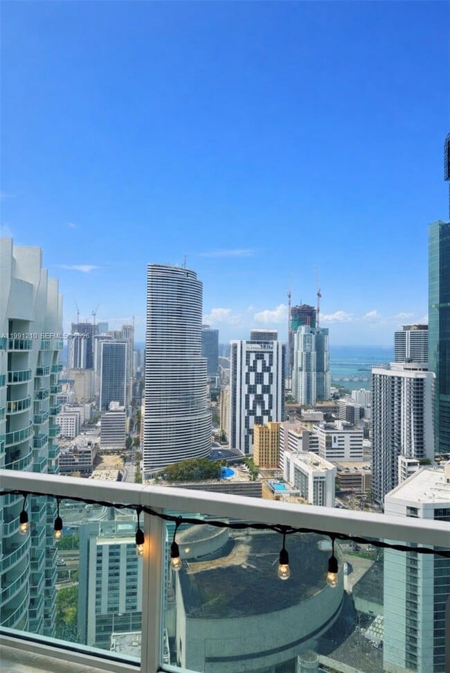 Building Photo - 41 SE 5th St Unit 2305