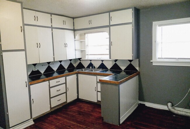 Photo - $0 First Month's Rent / $0 Deposit at Move-in Unit 2115 27th Street - A