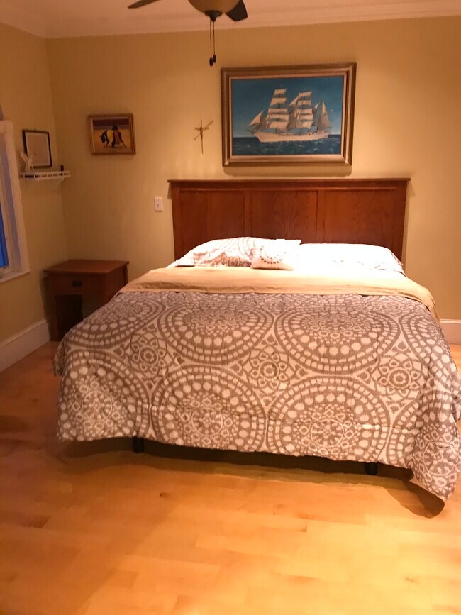 King size bed - 100 Marina Dr