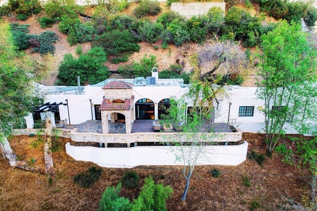 Building Photo - Fully Furnished Luxurious Spanish Mediterranean Villa in Hollywood Hills: 4-Bedroom, 2.5-Bath Ret...