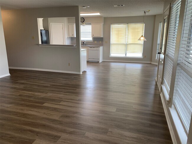 Photo - 585 Warsaw Dr