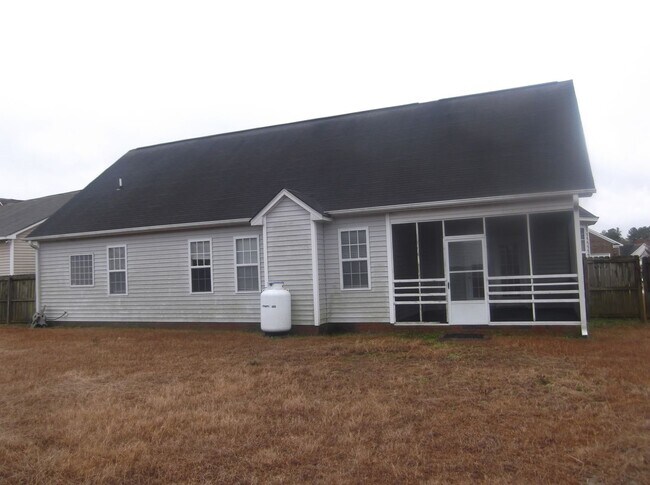 Photo - Spacious 3 bedroom with bonus!