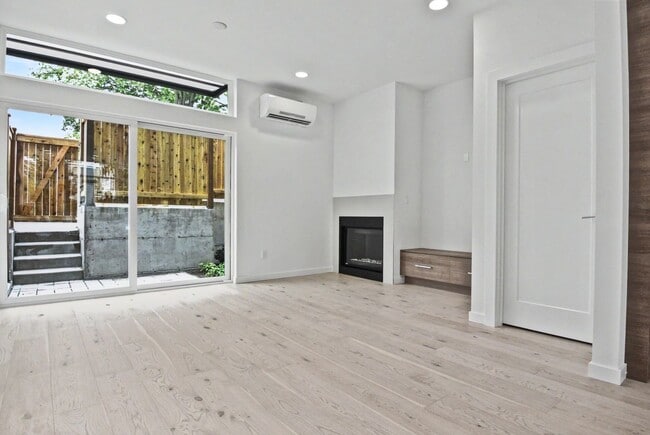 Building Photo - AVAILABLE AUGUST 14th! Modern Townhome w/ Private Balcony, AC, & Reserved Parking in Central Area