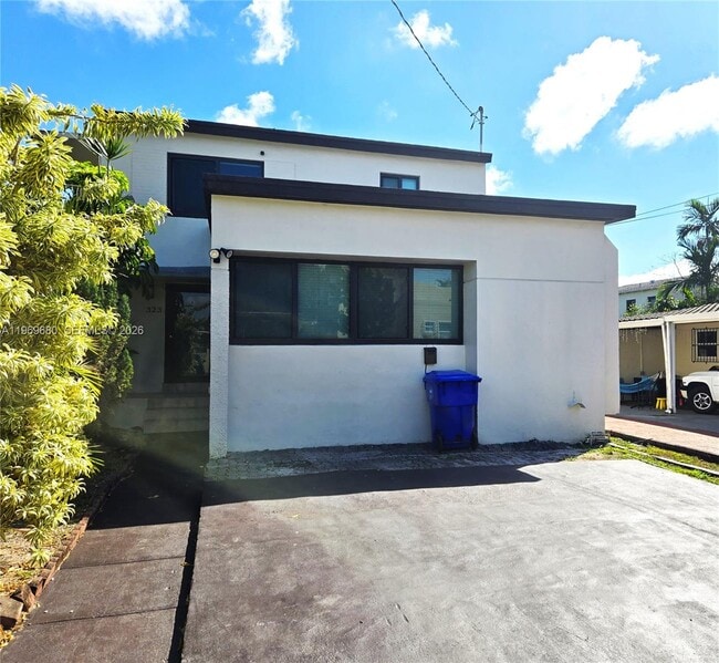 Building Photo - 323 SW 31st Ct Unit 1