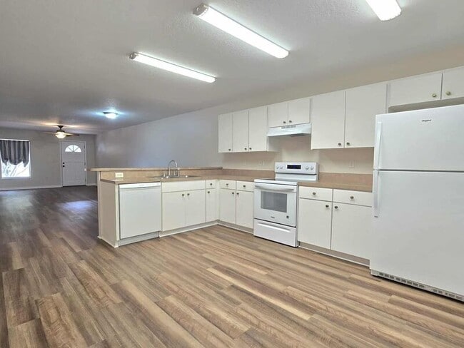 Photo - 888 W Stuart St