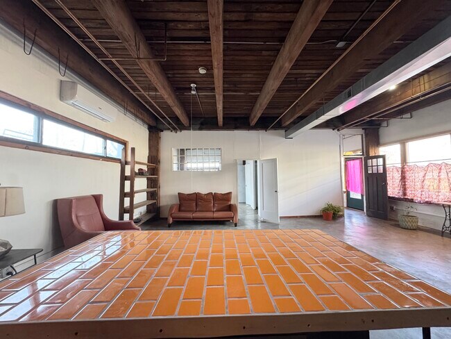 Photo - 915 W 16th St