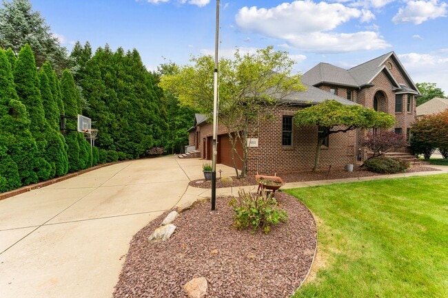 Photo - 652 Saddlebrook Dr