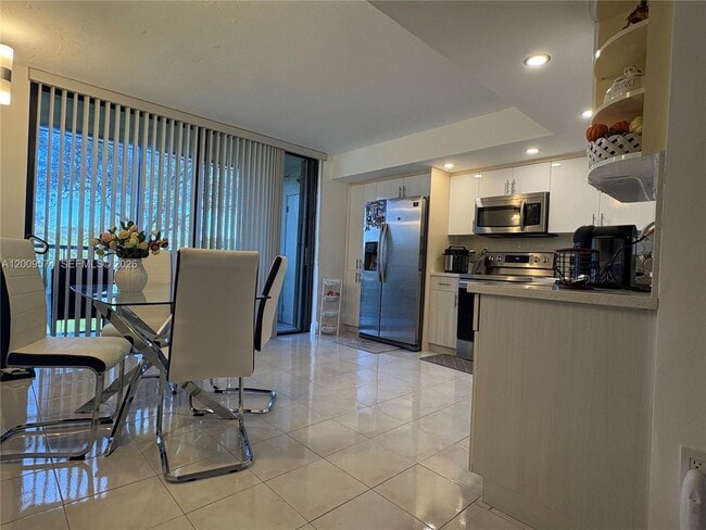 Building Photo - 8025 SW 107th Ave Unit 219