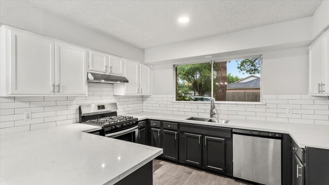 Building Photo - 10622 Highland Woods Dr
