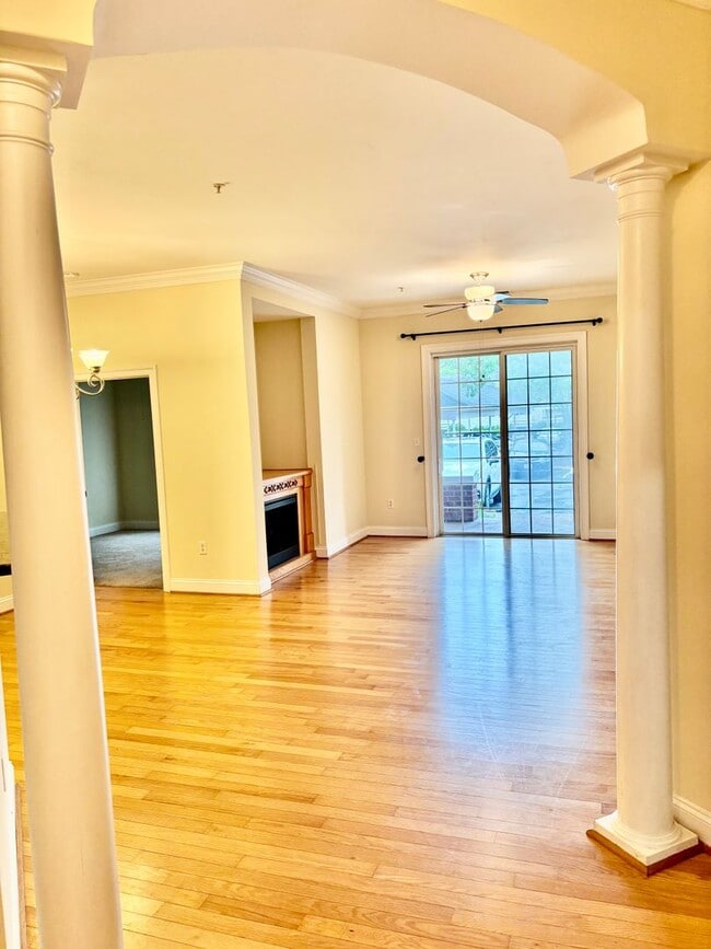 Building Photo - 3 bedroom/ 2 bathroom- Bennington on the Park Unit 105