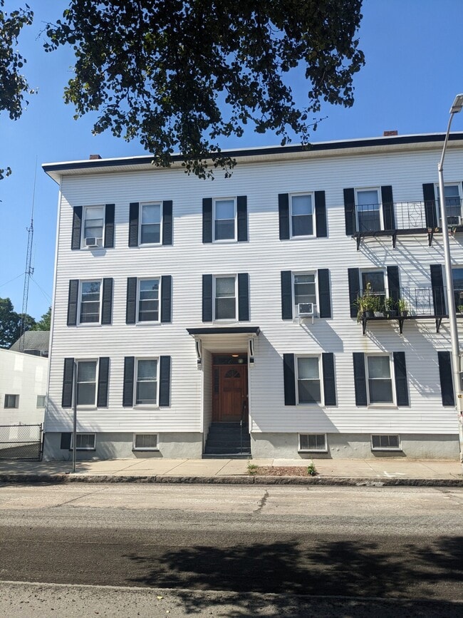 Building Photo - 79 Hampshire St Unit 6
