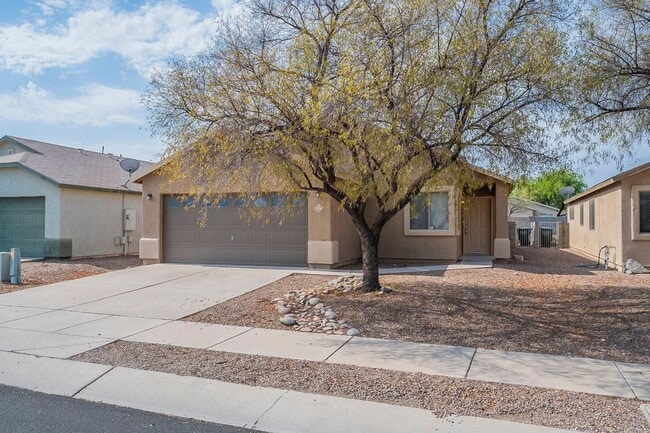 Photo - Pending/ Rented - Spacious 3-Bed Tucson Re...