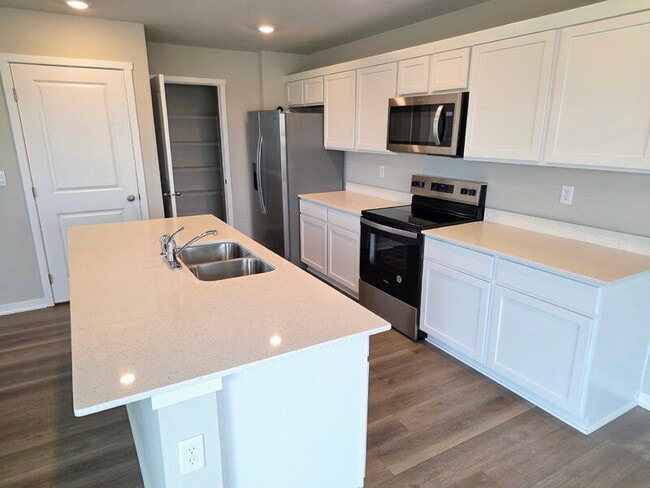 Photo - 655 NW Williamsburg Ln