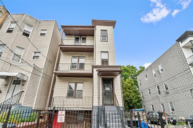 Building Photo - 39 Victor St Unit 2