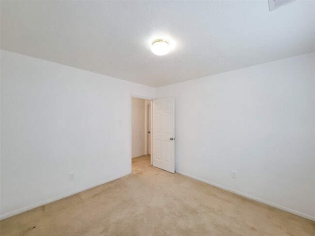 Photo - 16807 Sussex Dr