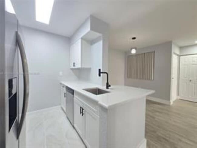 Building Photo - 2831 N Oakland Forest Dr Unit 108