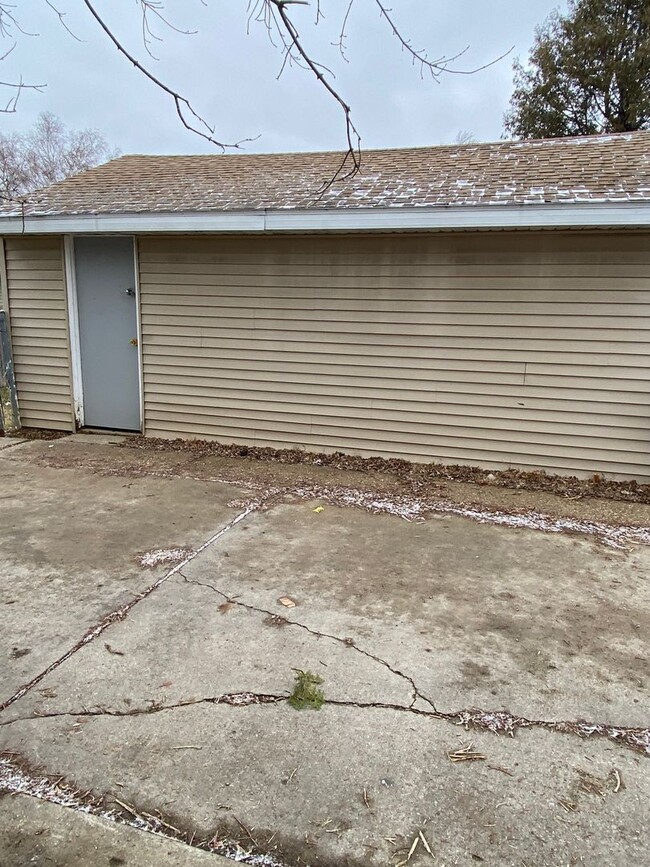 Photo - 4BR SINGLE FAMILY HOME, GREAT LOCATION, YARD, PARKING, BASEMENT