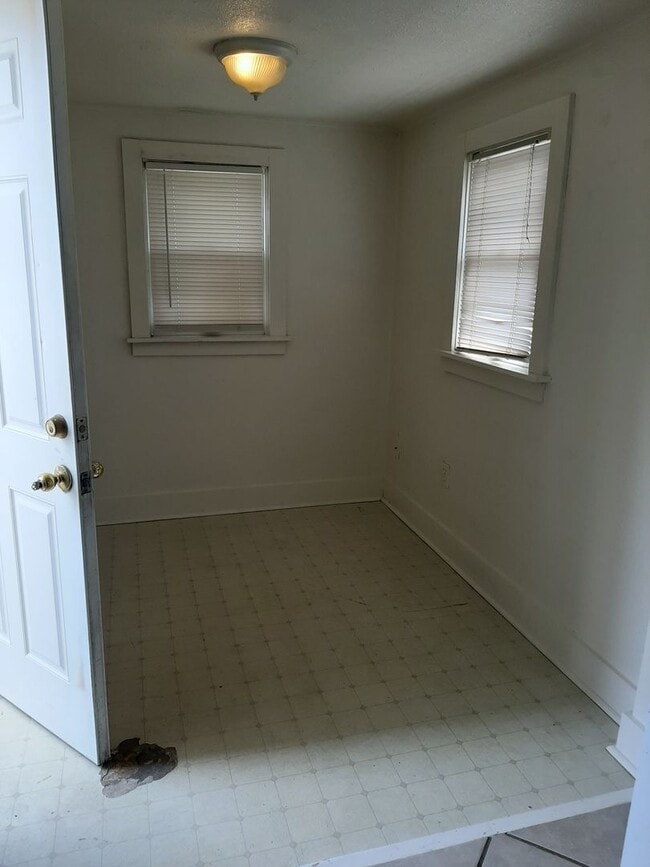 Building Photo - (2006 7th Avenue) Unit 2 Rental