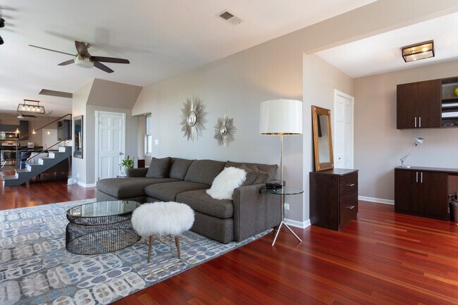 Photo - 1530 N Throop St Unit 3