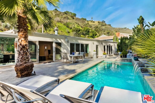 Building Photo - 1514 San Ysidro Dr