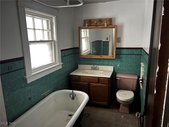 Photo - 365 Marmion Ave