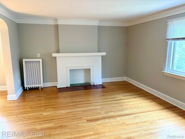383 W Chesterfield St