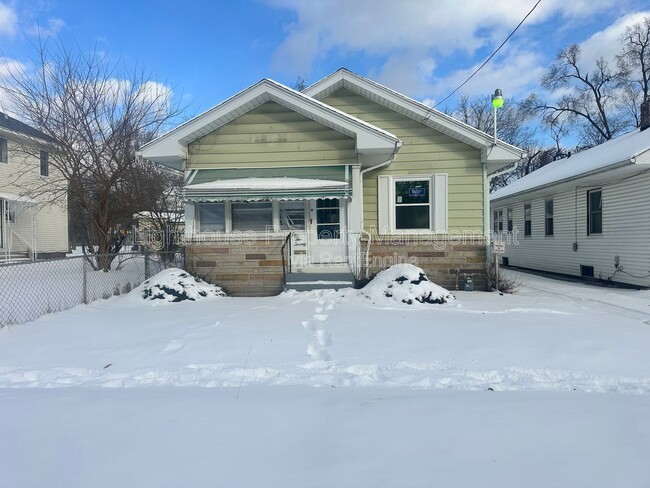 Building Photo - 220 Kendall St N