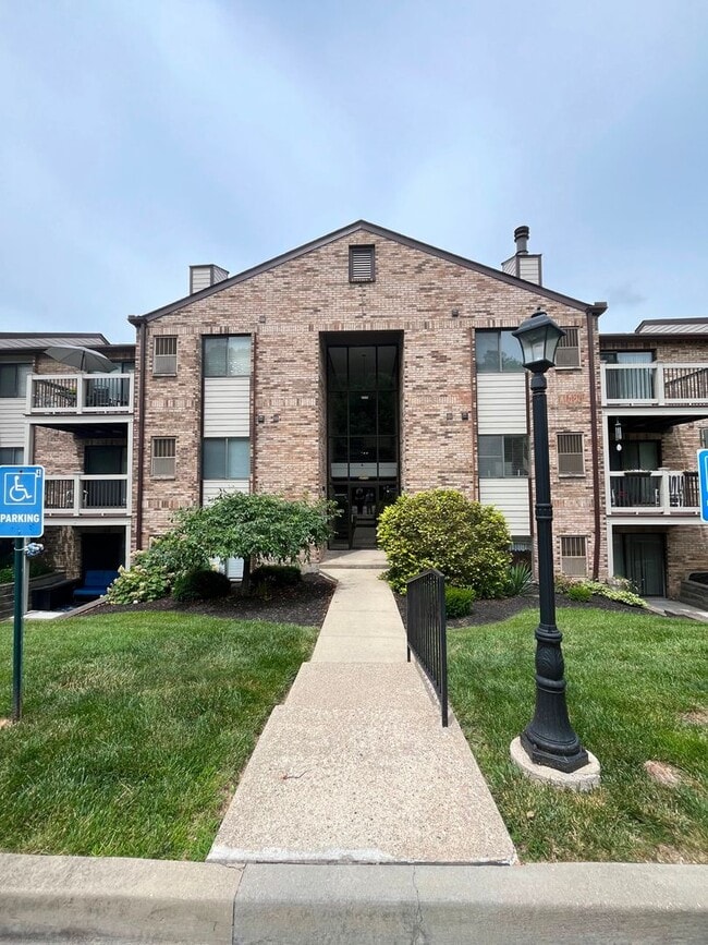 Building Photo - Beautiful 2BR/2BA Condo with Pool, Fitness Center & Private Balcony Unit 11