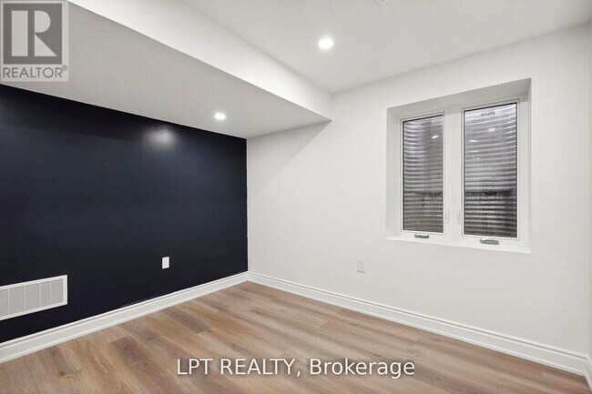 Photo - 140 Springvalley Crescent