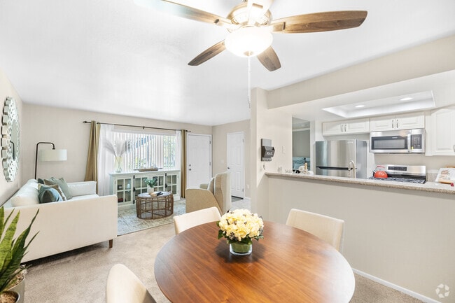 2BR, 2BA - 900SF - Living Room